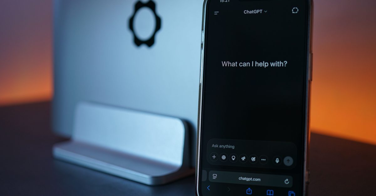 Smartphone met de ChatGPT-app open, als voorbeeld van een AI-assistent waarin klanten zoeken