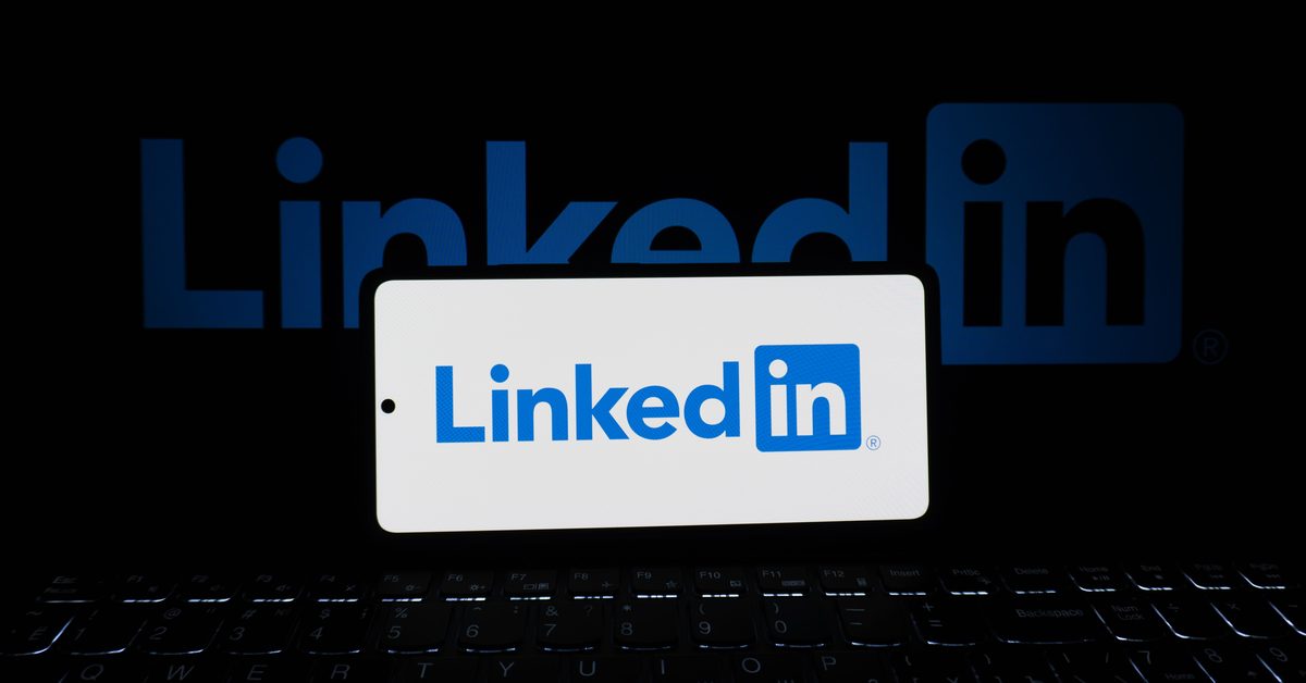 LinkedIn-app op een smartphonescherm, klaar om een bedrijfspagina aan te maken